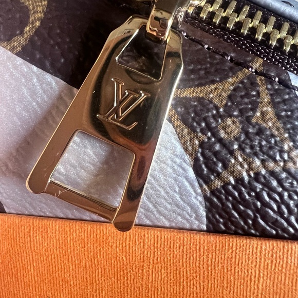 Louis Vuitton x League of Legends BUMBAG - Picture 5 of 13